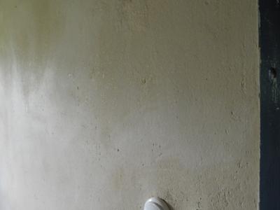 Omítka vypadá jako by byla 100 let stará