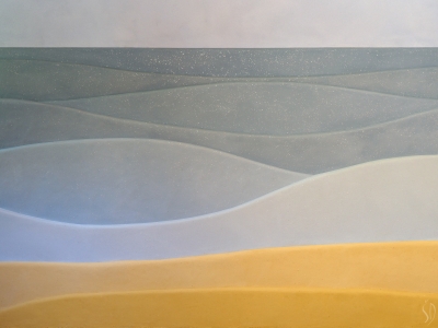 kompozice vln... jednotlivé odstíny vln byly dosaženy jednak různými poměry bílé a modrošedé dekorativní hliněné omítky, jednak různým množstvím přidaných pigmentů (modrý a zelený). Do vln byla dále použita příměs drcených mušlí.