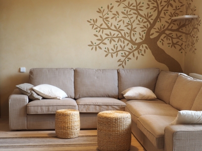 Realizace sgrafita v hliněné omítce v obývacím pokoji – olivovník je navržen v decentnější hnědé barvě (barva hrubé hliněné omítky), oproti živějšímu zelenému olivovníku za jídelním stolem.