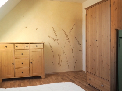 Návrh a realizace sgrafita v ložnici... opět jedna zdobná „hliněná stěna” v místnosti.