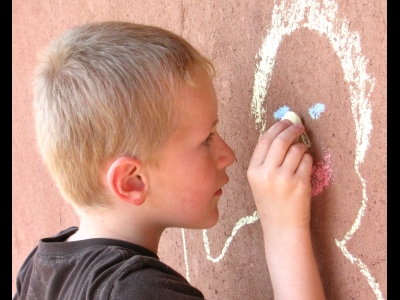 Zdobení fasády dětmi