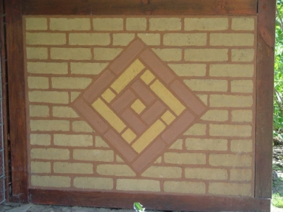 Zajímavě ztvárněná příčka z nepálených cihel