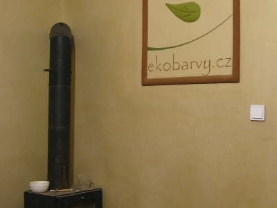 pohled na stěnu s logem